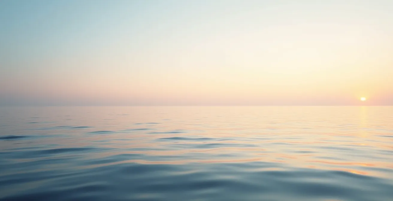 Plan d'eau calme avec reflets d'un ciel crépusculaire, minimaliste et apaisant